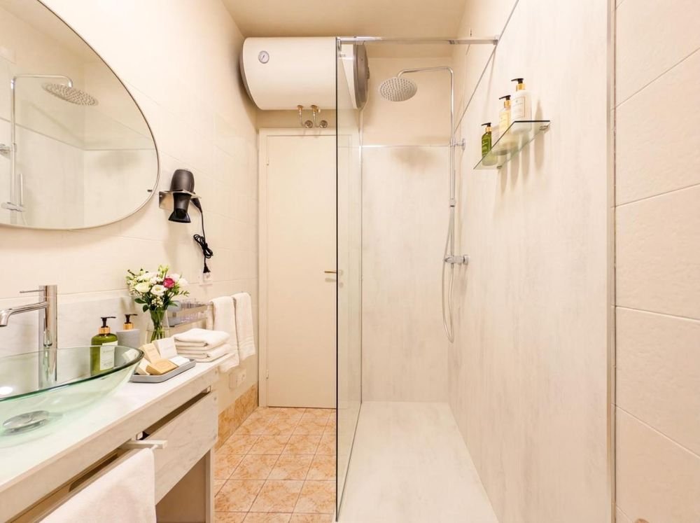 Bagno privato con doccia, lavabo e asciugacapelli