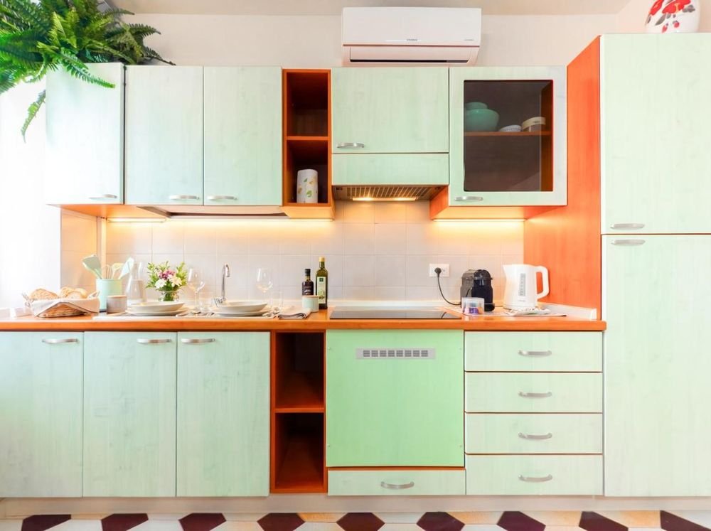 Cucina attrezzata con piano cottura, forno e macchina da caffè