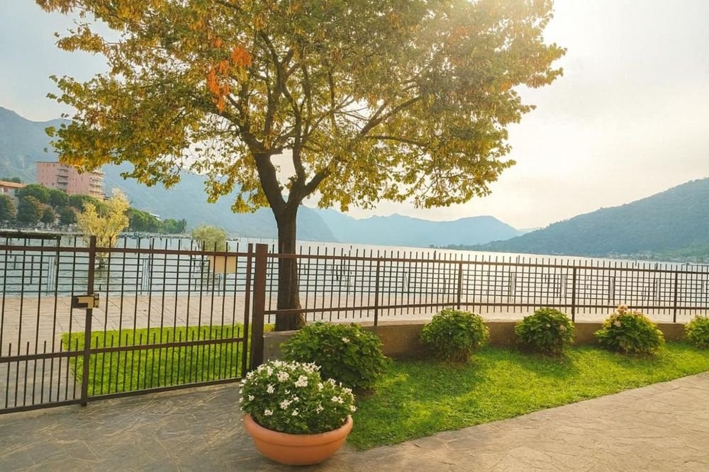 Giardino privato dell'appartamento con vista diretta sul Lago d'Iseo