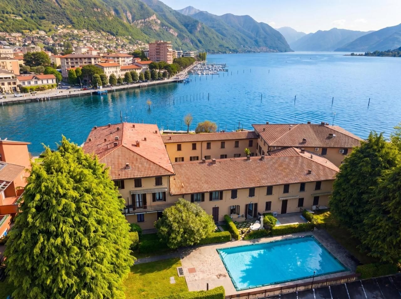 Vista aerea della residenza Aquarama sul Lago d'Iseo a Paratico, con la piscina condivisa nel giardino