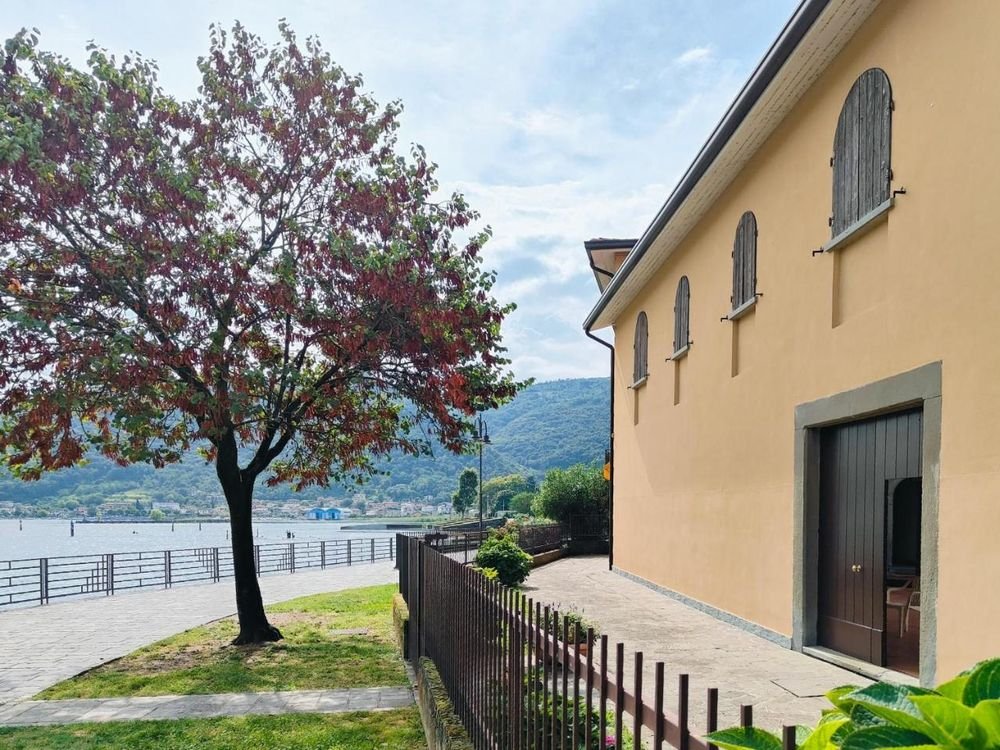 Ingresso indipendente dell'appartamento sul lungolago