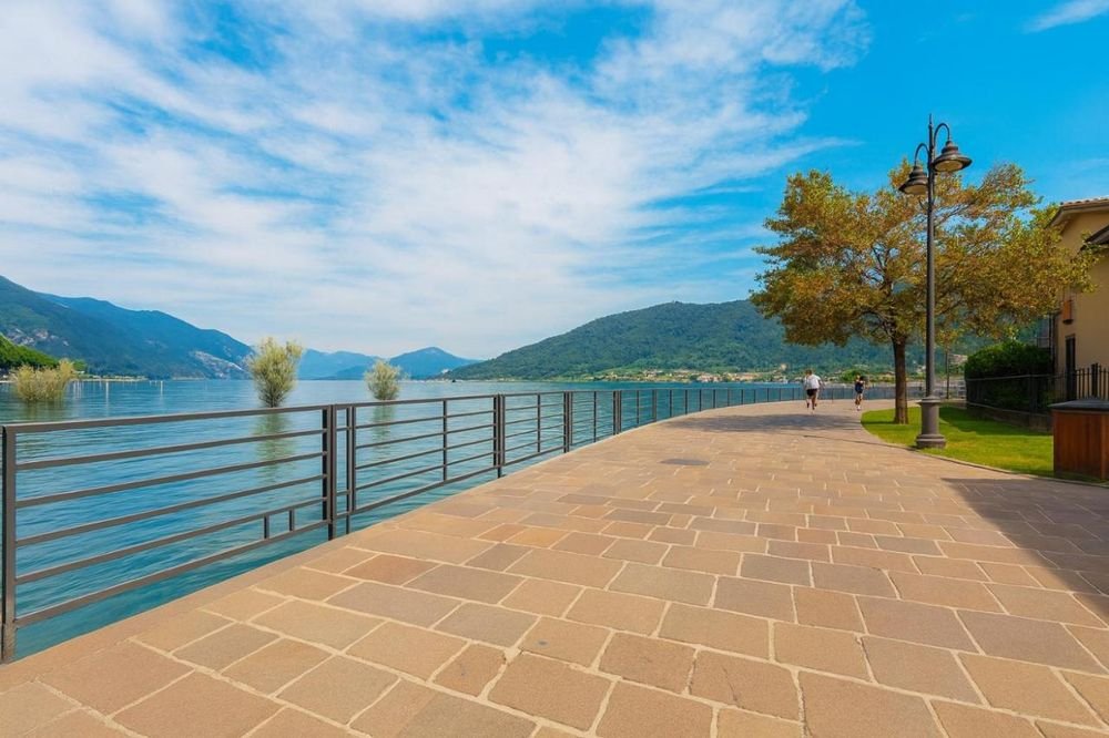 Lungolago di Paratico accanto alla residenza, con vista sul Lago d'Iseo
