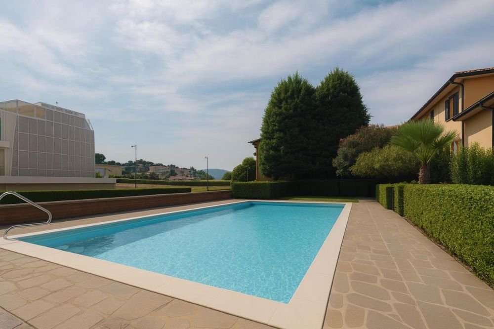 Piscina scoperta condivisa della residenza, con zona ad acqua bassa