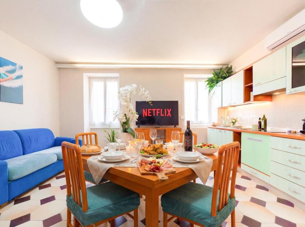 Soggiorno con divano letto, zona pranzo e Smart TV