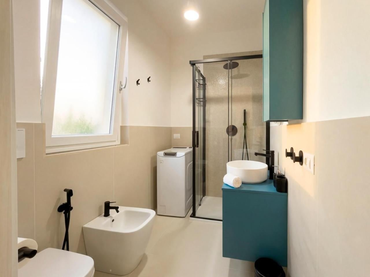 Secondo bagno con doccia, lavatrice e bidet