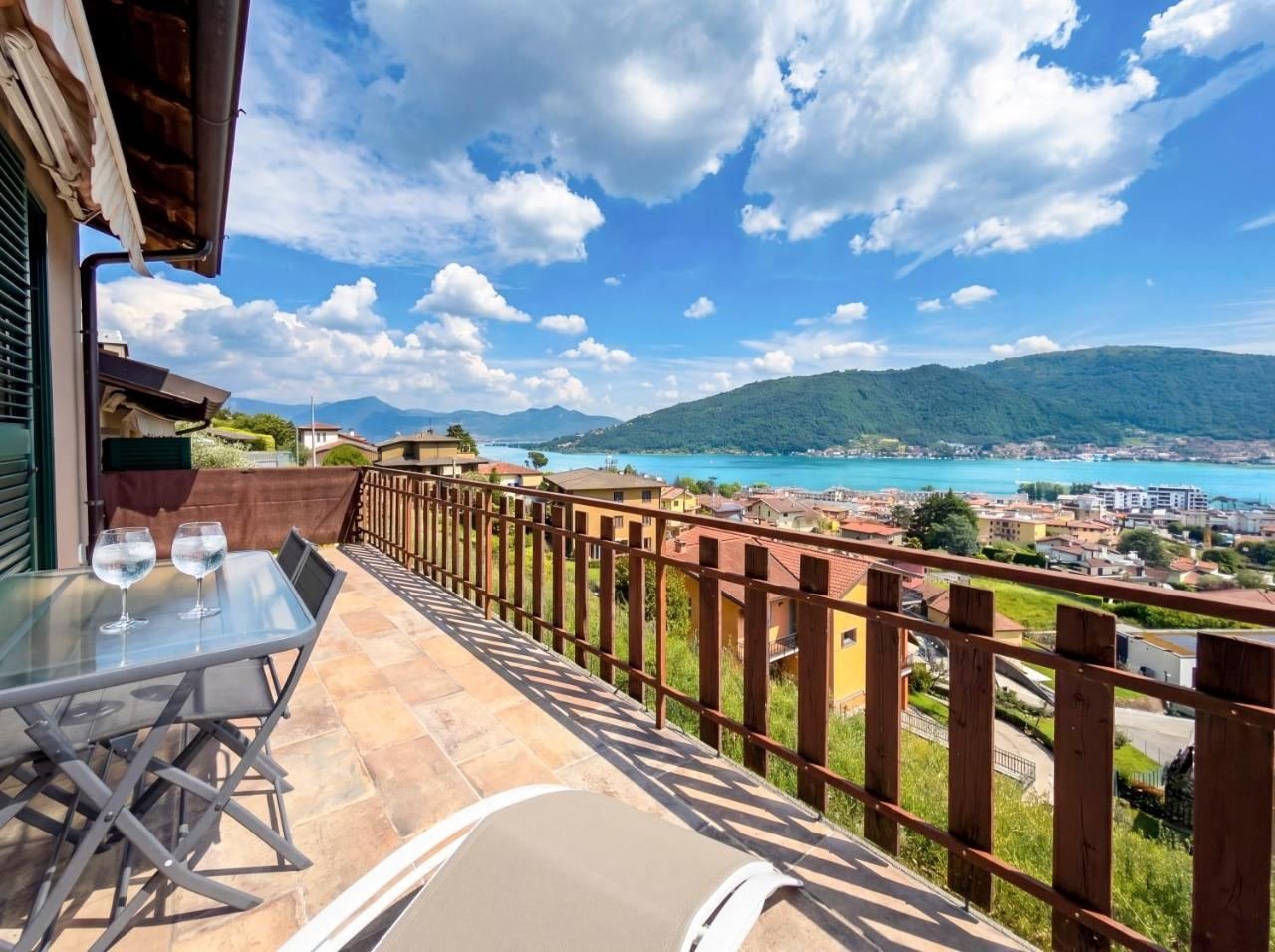 Terrazza panoramica dell'appartamento The Belvedere con vista sul Lago d'Iseo, Monte Isola e Sarnico