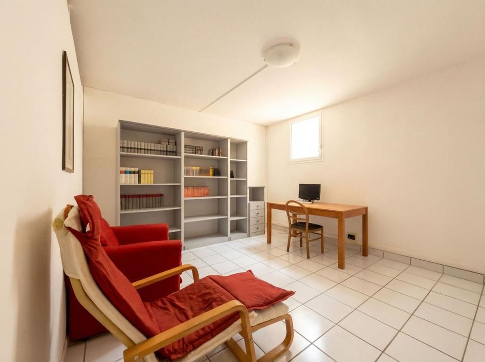 Area relax con poltrone e libreria