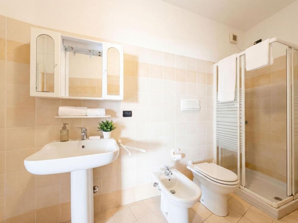 Bagno con doccia, bidet e asciugamani