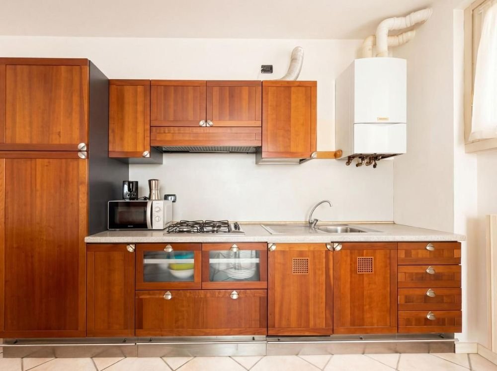 Cucina attrezzata con piano cottura, forno a microonde e lavastoviglie