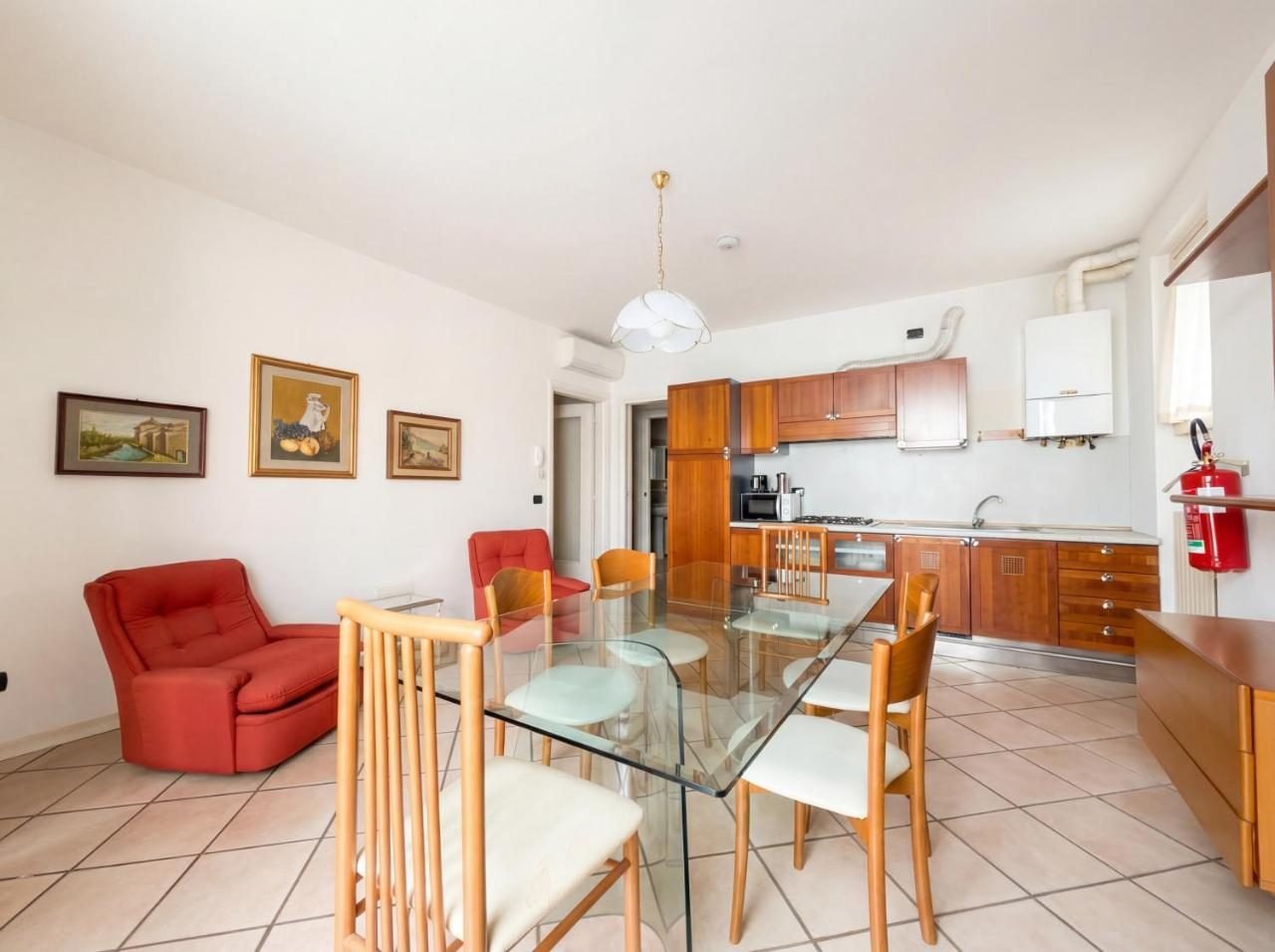 Soggiorno con zona pranzo e cucina del Central Duplex, nel centro di Iseo