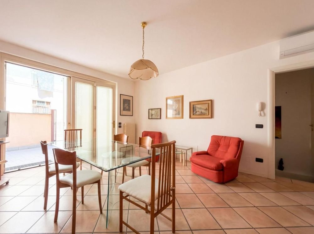 Soggiorno con divano e accesso alla terrazza
