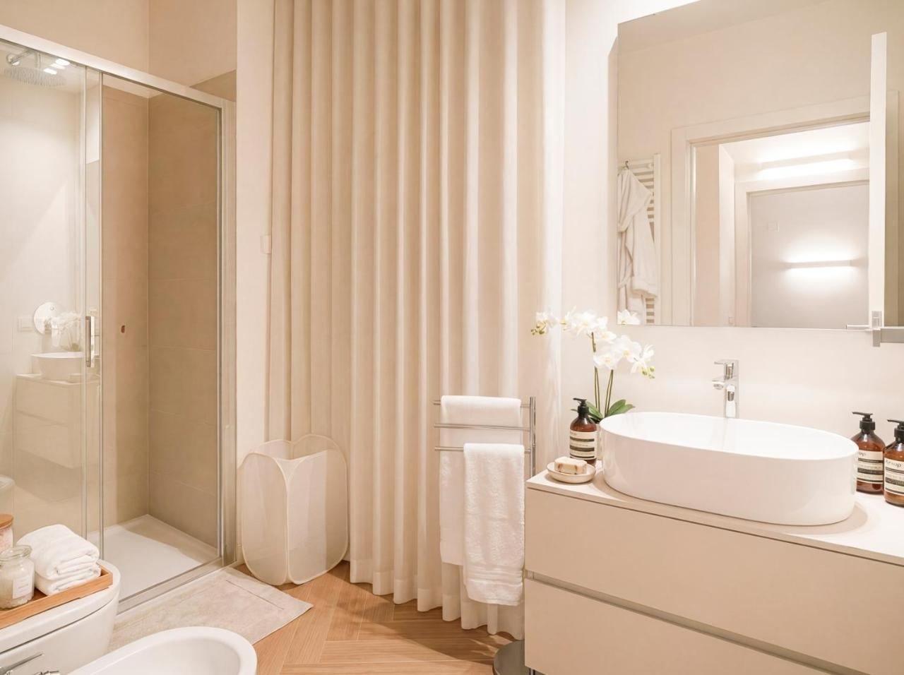 Modernes Bad mit Regendusche und rundem Waschbecken