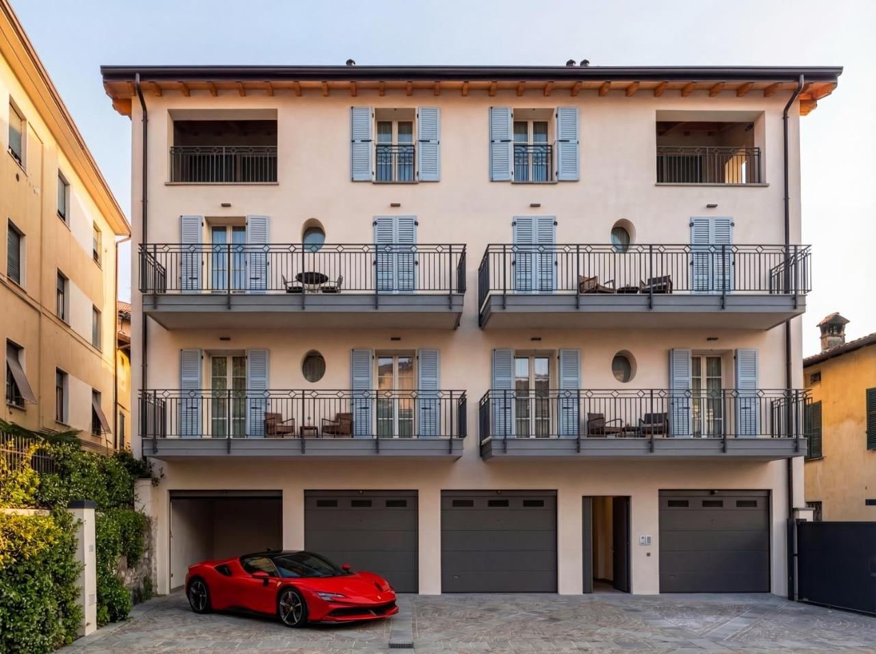 Fassade des Gebäudes in der Altstadt von Iseo mit den privaten Garagen im Innenhof