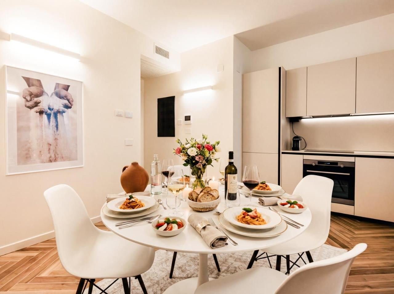 Offener Design-Wohn-, Ess- und Küchenbereich der Ferienwohnung in der Altstadt von Iseo