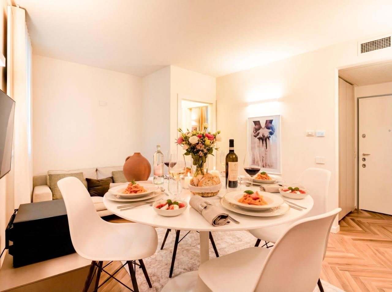 Sitzecke des offenen Wohnbereichs mit Sofa, Designmöbeln und separatem Eingang