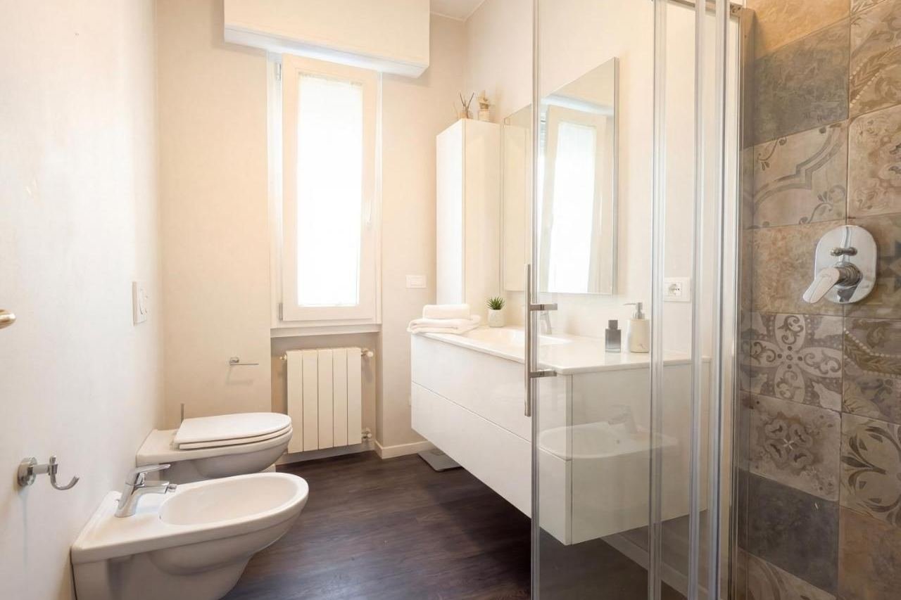 Bad mit Dusche, Bidet und Waschtisch