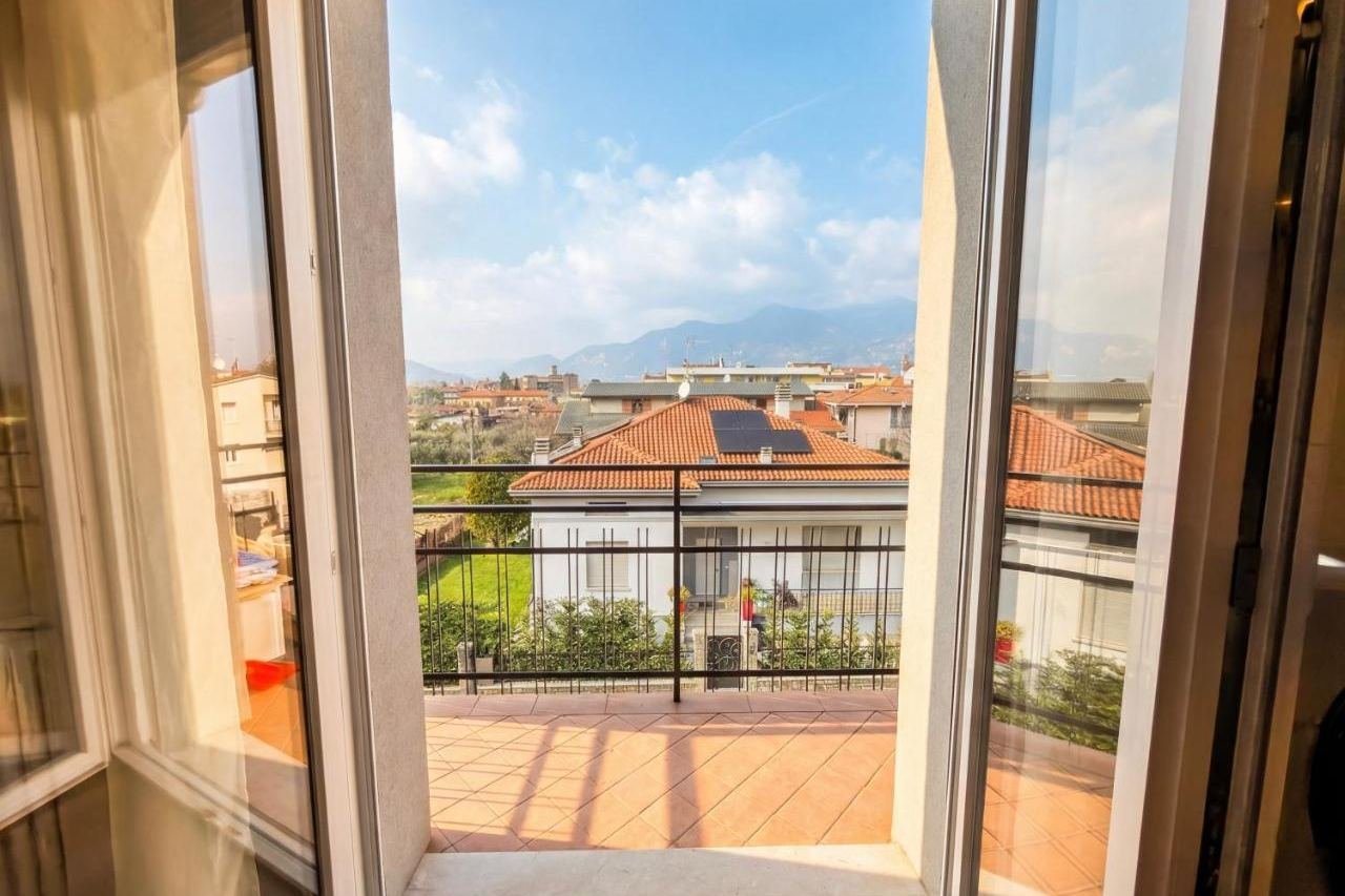 Privater Balkon des Design Penthouse mit freiem Blick über die Dächer von Iseo und die Berge