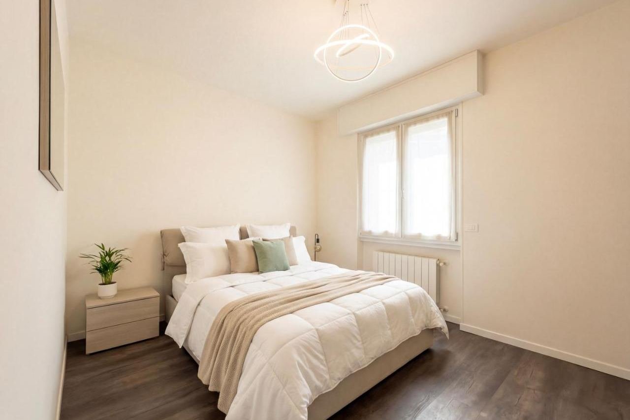 Helles Doppelschlafzimmer mit französischem Bett