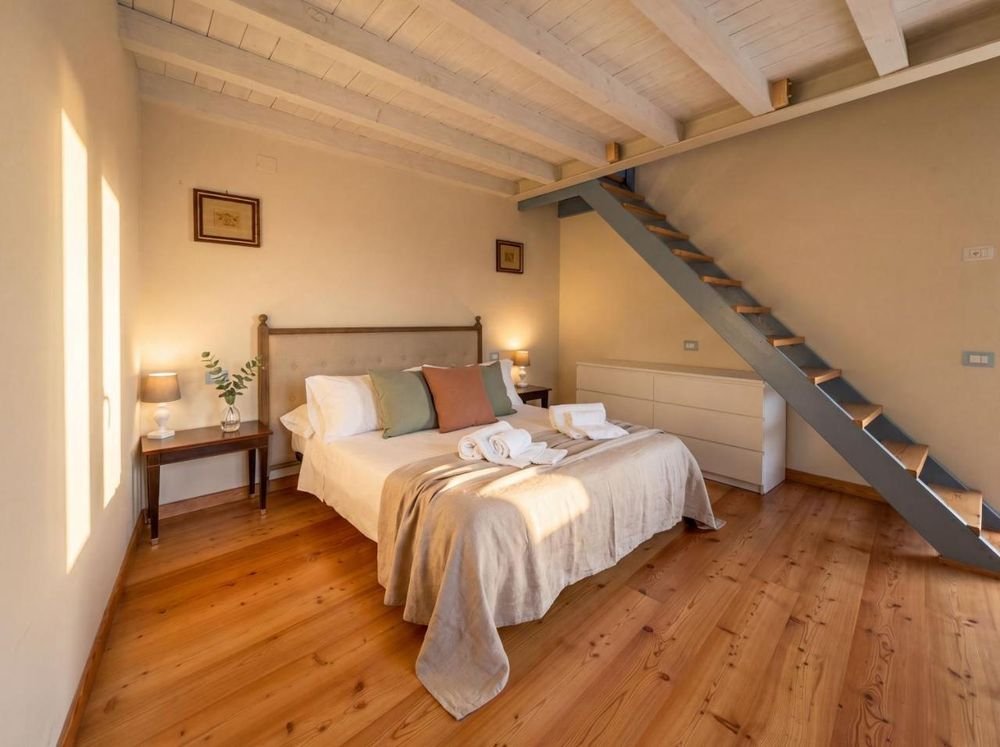Doppelzimmer im Dachgeschoss, Blick zur Treppe des Zwischengeschosses