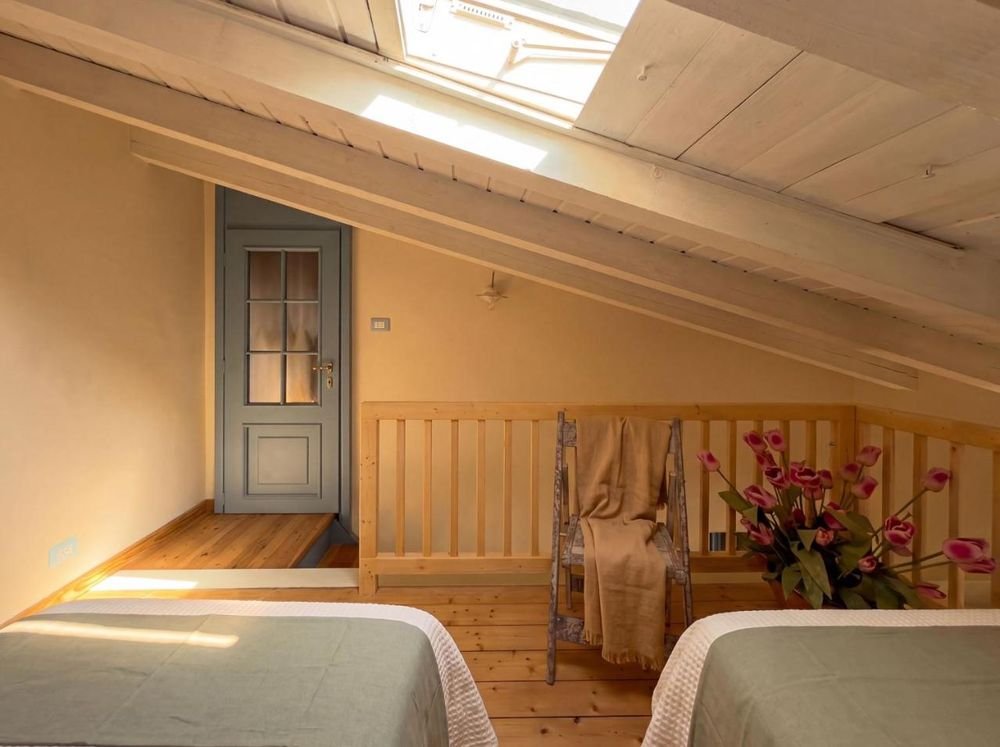 Zimmer mit zwei Einzelbetten im Dachraum, mit Dachfenster