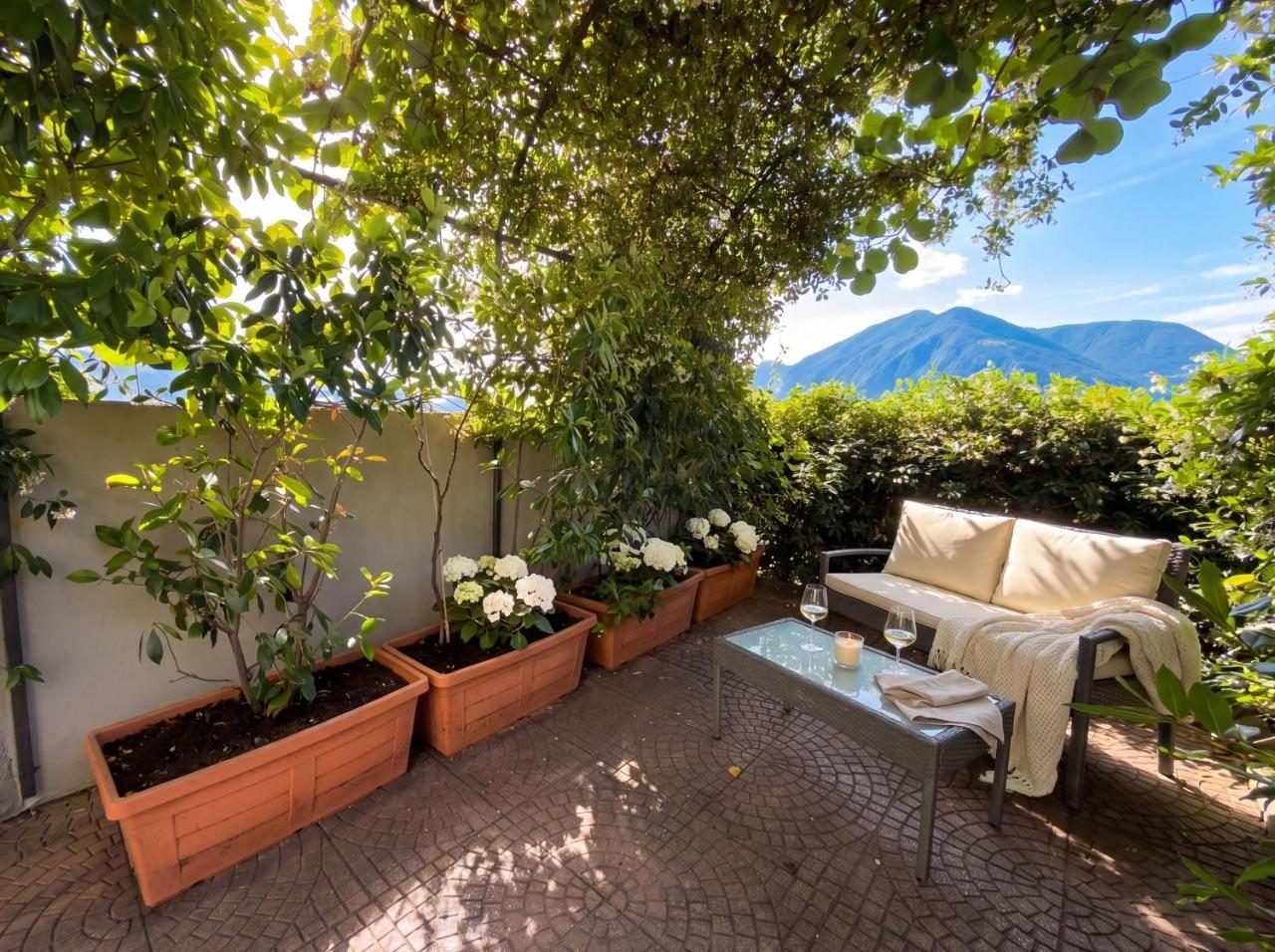 Privater Garten von Fenaroli 1800 mit Sofa, Hortensien und Bergblick über den Iseosee