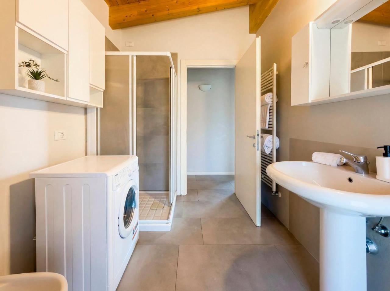 Bathroom with a shower, washing machine and basin