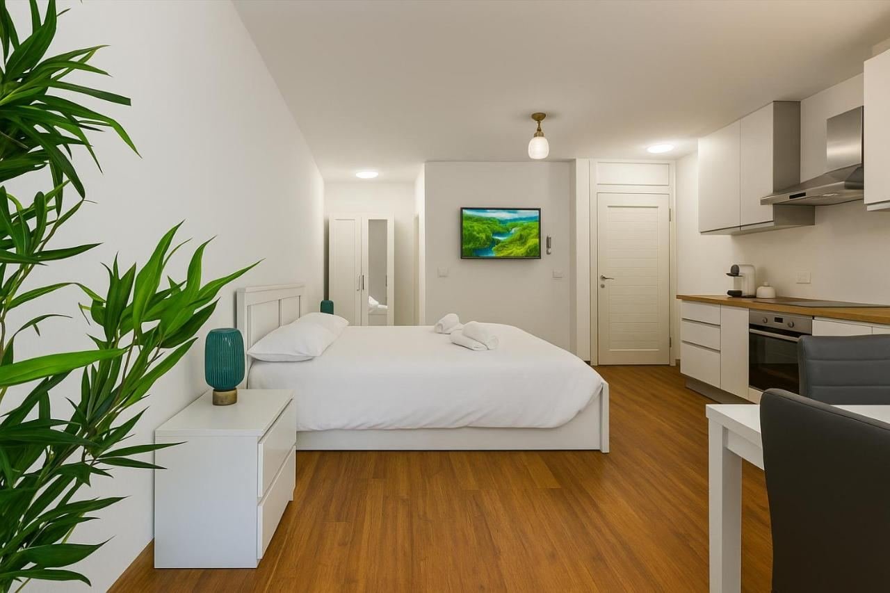 Angolo notte del monolocale con letto matrimoniale, aperto sulla zona giorno e la cucina