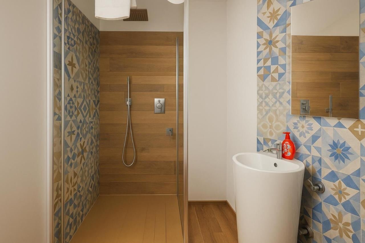 Doccia del bagno con rivestimento a mosaico azzurro e bianco