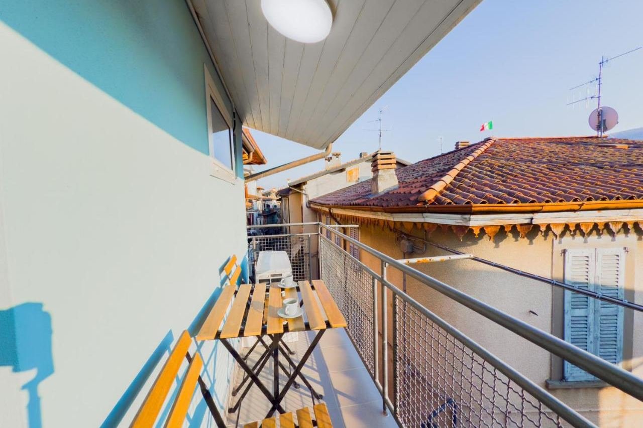 Balcone privato del monolocale con tavolino e vista sui tetti del centro storico di Sarnico