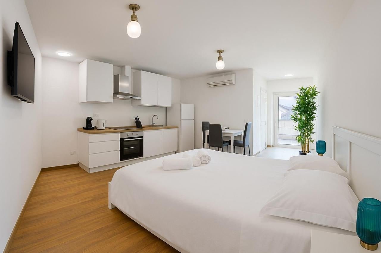Monolocale Historic Center Suite a Sarnico con angolo notte, angolo cottura e zona pranzo in un unico vano luminoso