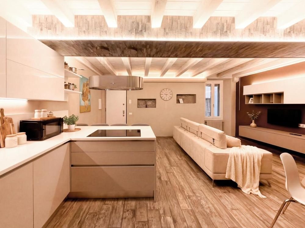 Cucina open space attrezzata con isola e piano a induzione