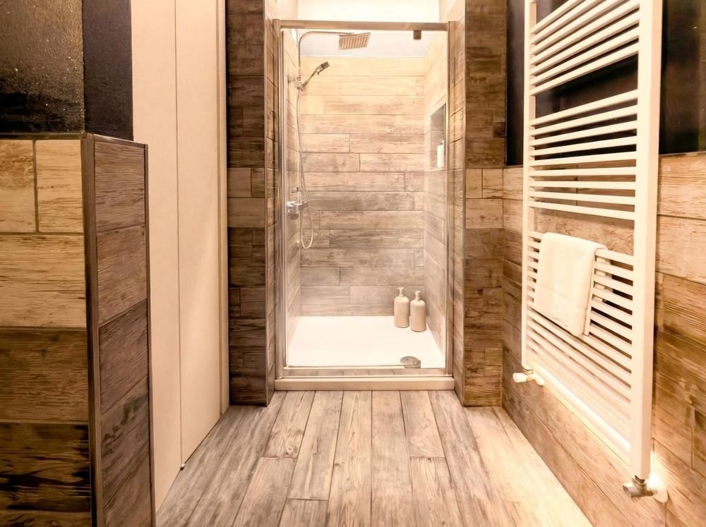 Doccia con rivestimento effetto legno e soffione a pioggia