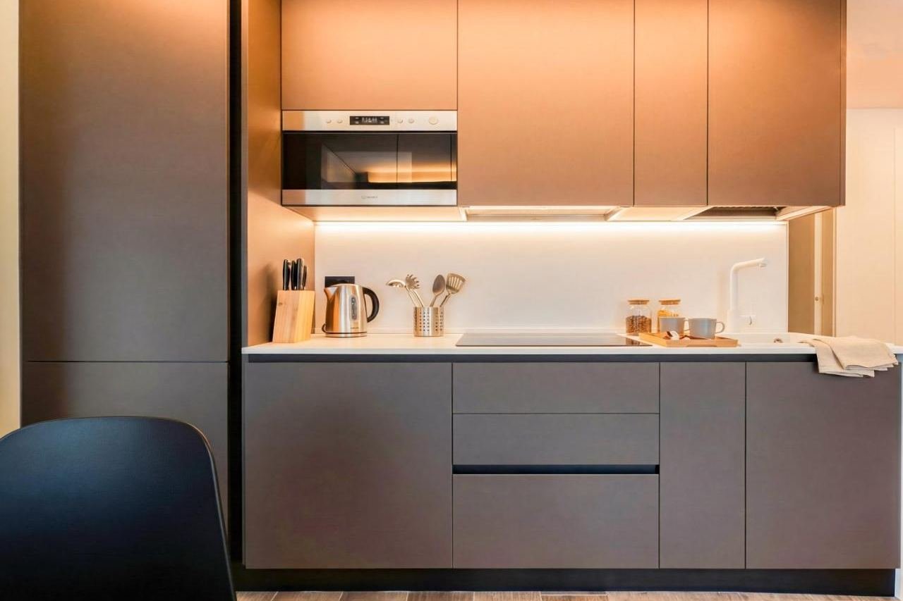 Cucina attrezzata con piano cottura, forno a microonde e macchina da caffè