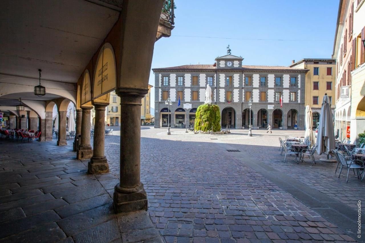 I portici di Piazza Garibaldi nel centro storico di Iseo, a pochi passi dall'appartamento