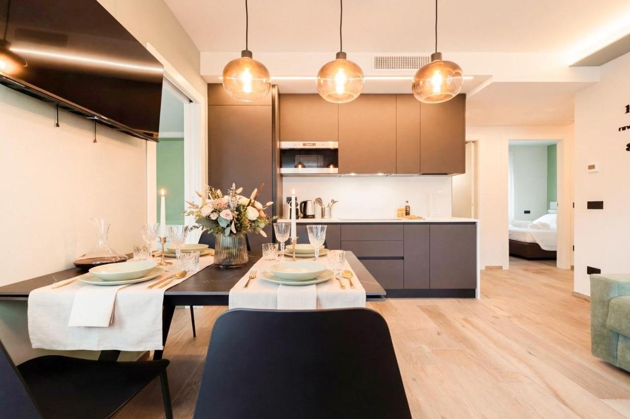 Ampio soggiorno open space del Jacuzzi Luxury Apartment con divano, zona pranzo e cucina