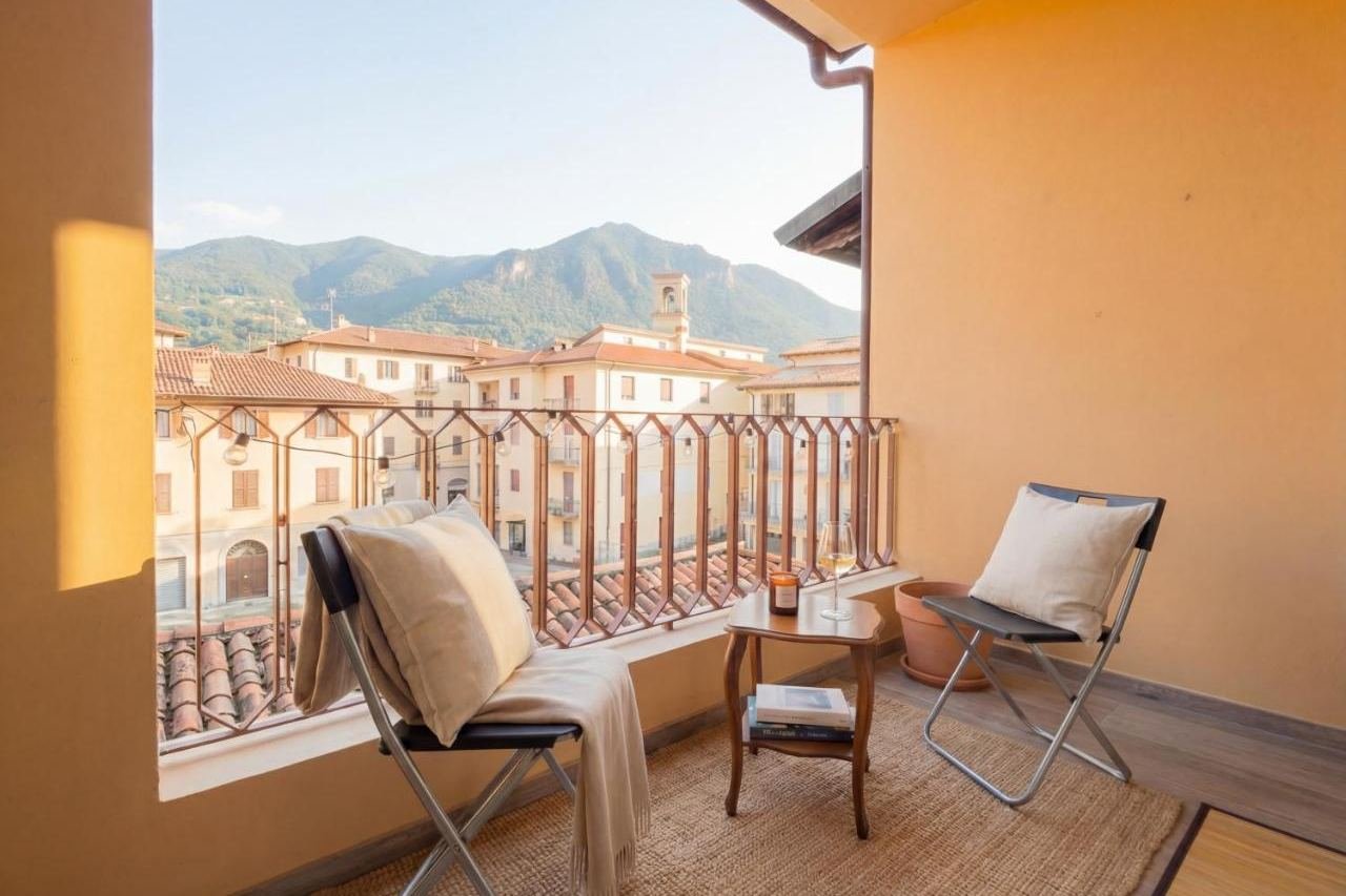 Terrazza privata con sedie e vista sui tetti di Iseo e le montagne