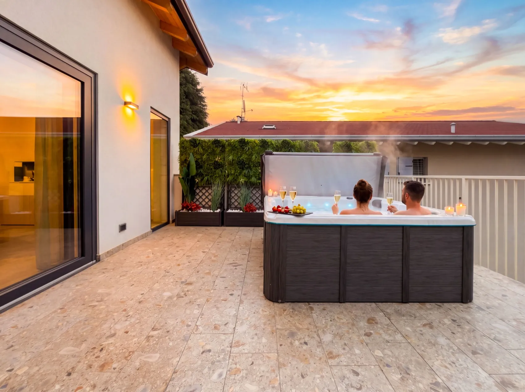 Jacuzzi in terrazza al tramonto con vista sui tetti (immagine illustrativa)