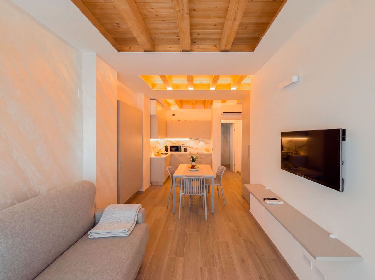 Monolocale 7: soggiorno con Smart TV