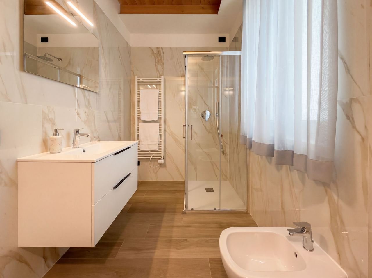 Monolocale 7: bagno in marmo con doccia