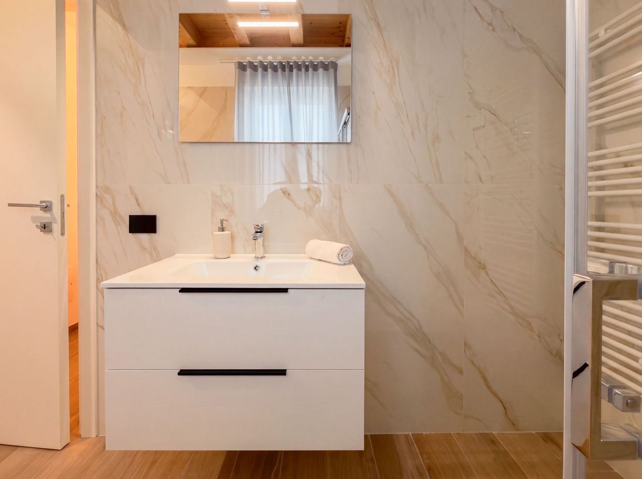 Monolocale 7: bagno con lavabo d'appoggio