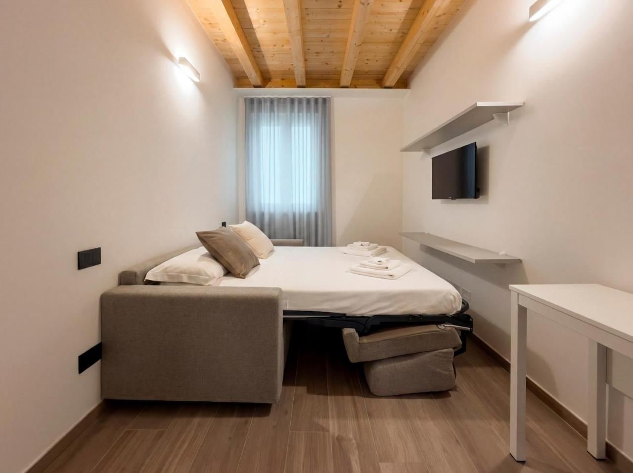 Monolocale 9: divano letto e Smart TV