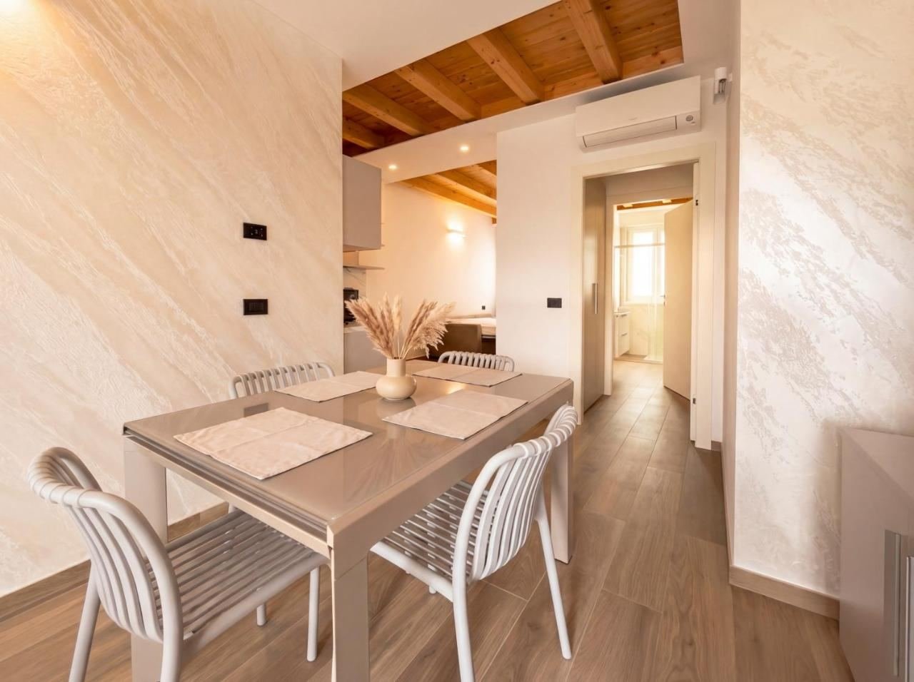 Monolocale 9: zona pranzo e ingresso