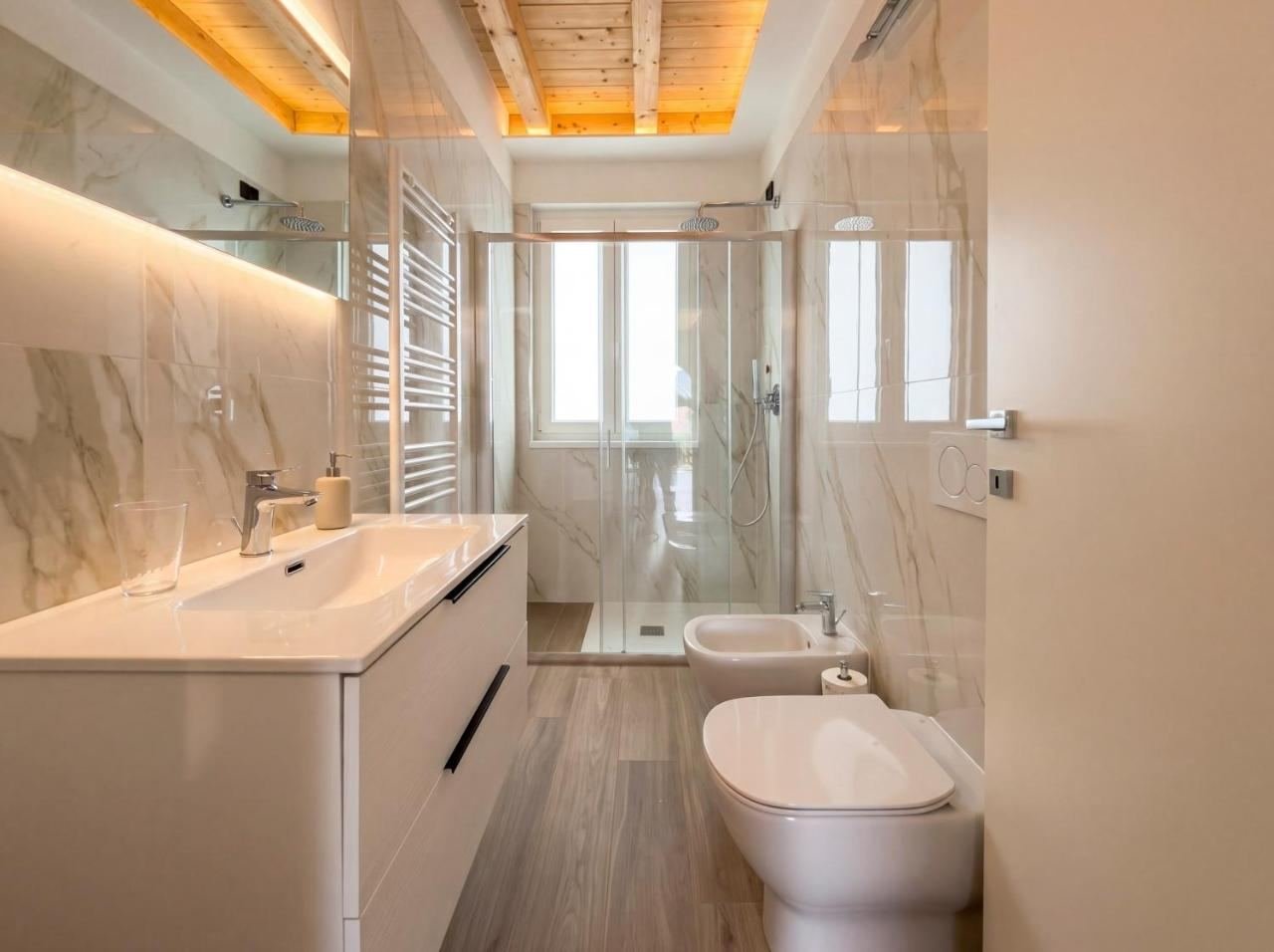 Monolocale 9: bagno in marmo con bidet