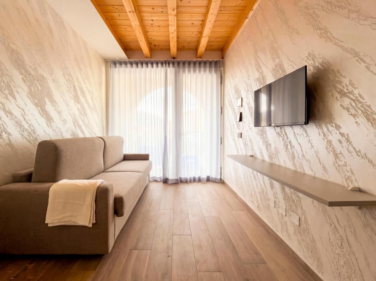 Monolocale 10: soggiorno con divano e Smart TV