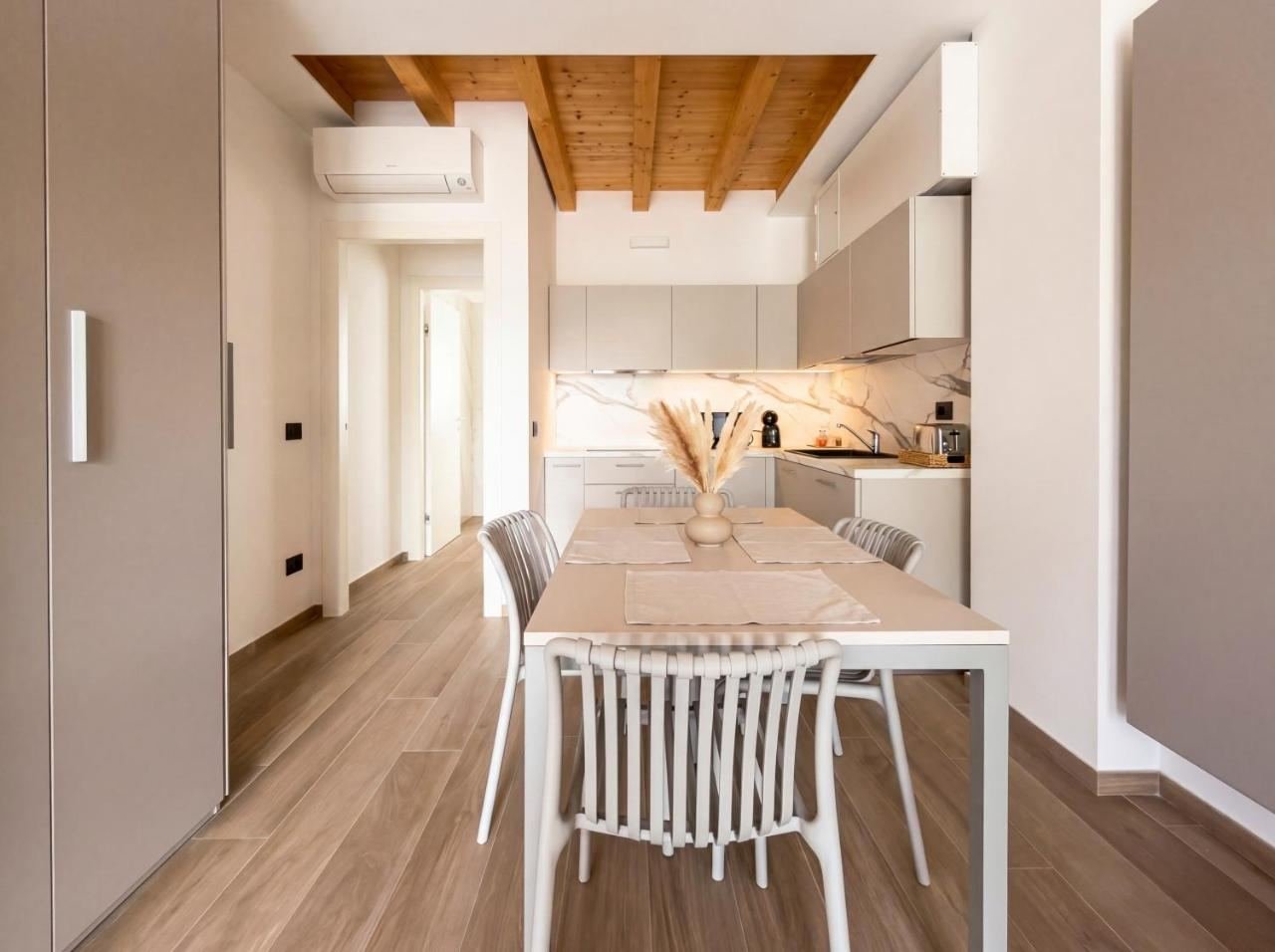 Monolocale 10: zona pranzo con cucina