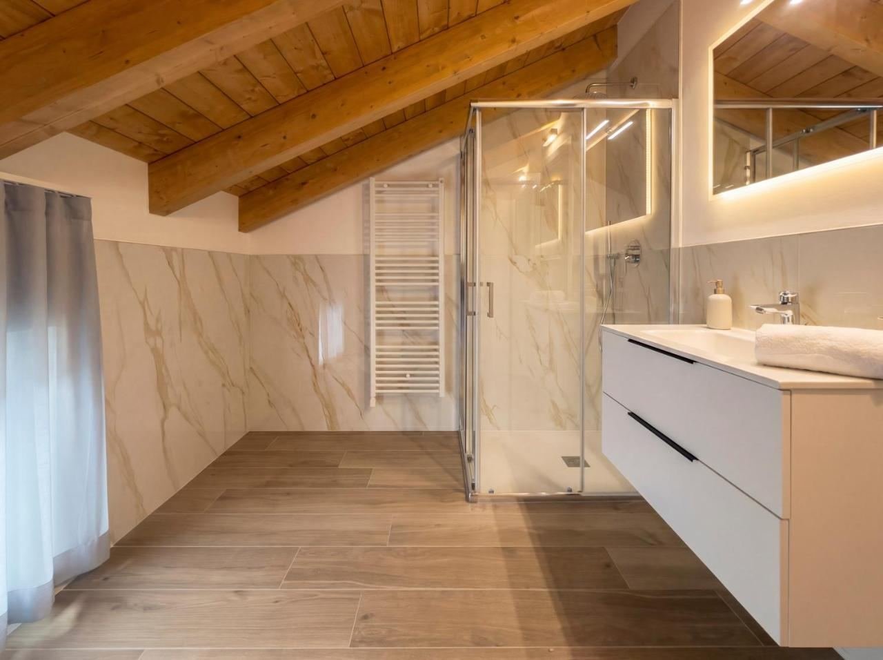Monolocale 11: bagno in marmo con doccia