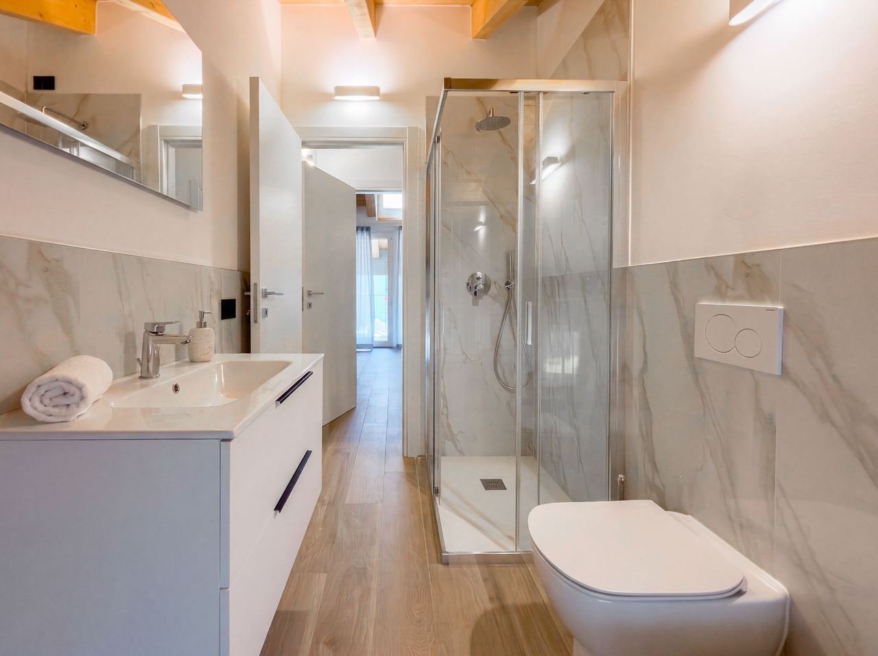 Monolocale 12: bagno in marmo con doccia