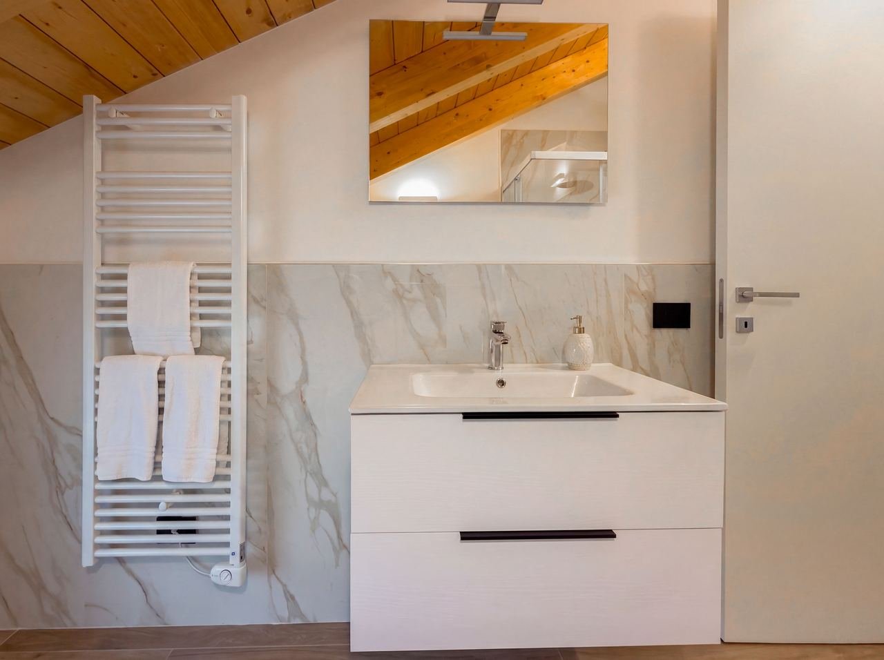 Monolocale 12: bagno con lavabo d'appoggio