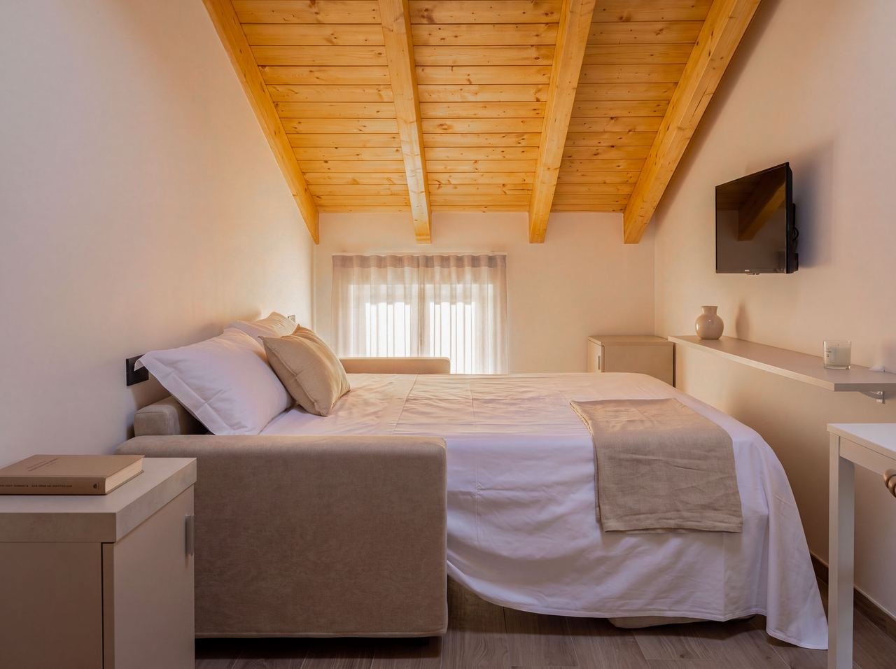 Studio 13: double bed