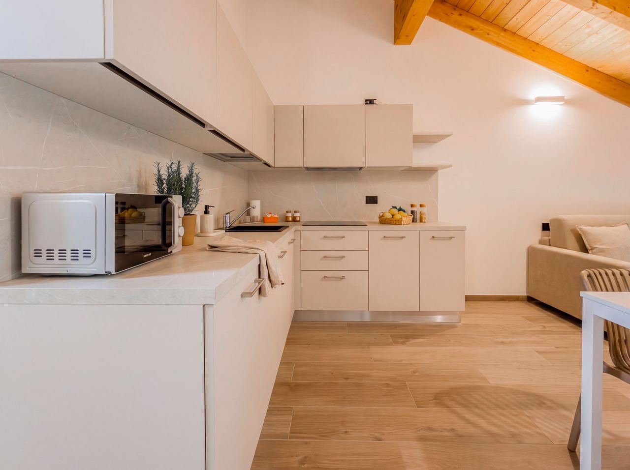 Studio 13: kitchenette